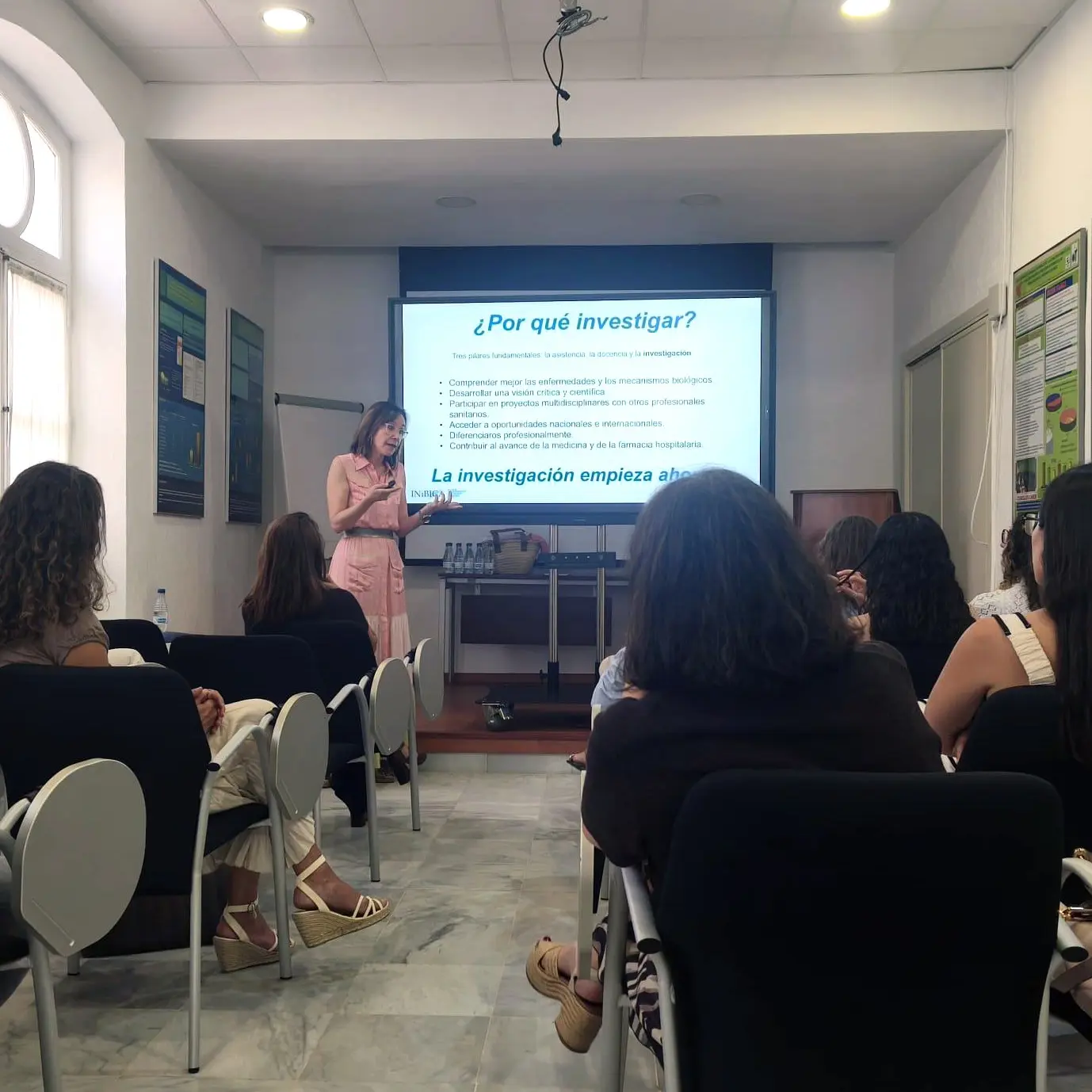 La directora científica de INiBICA participa en la bienvenida a los nuevos residentes de Farmacia Hospitalaria de Cádiz - INiBICA